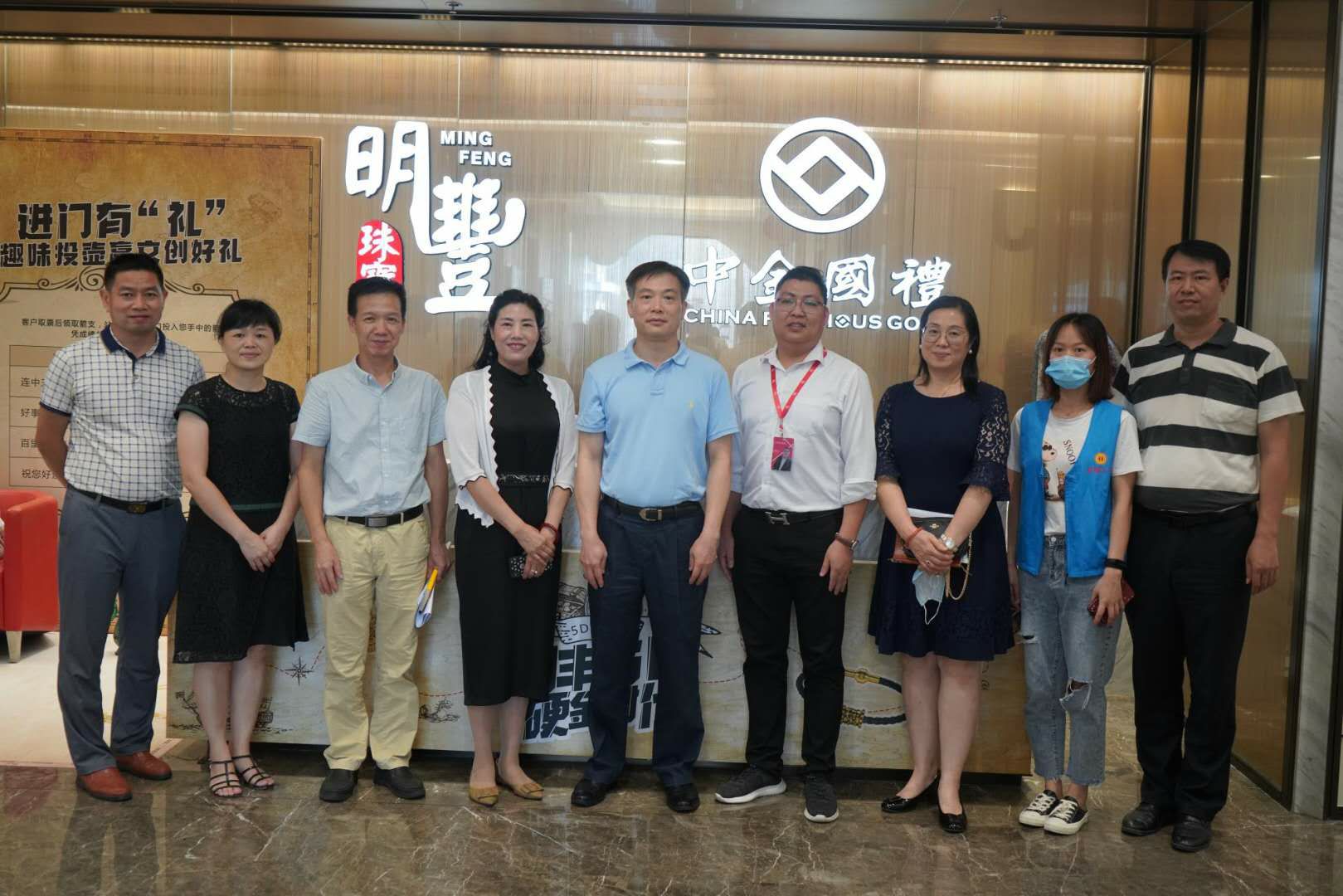深圳市罗湖区总工会领导莅临石家庄殷伟珠宝首饰设计有限公司参观指导